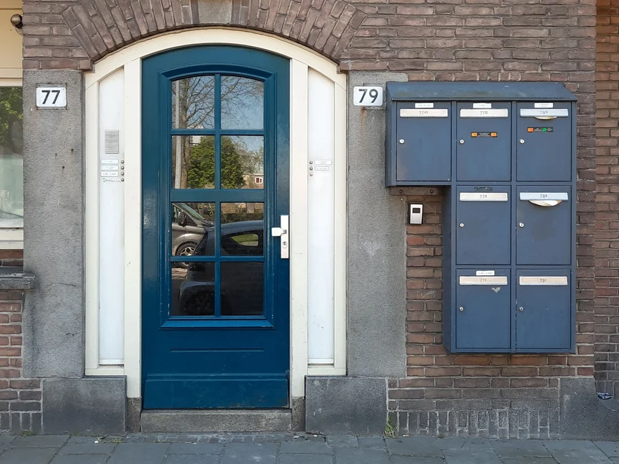Serrurier Koekelberg 1081 · Entrée d'immeuble Hall d'entrée d'un immeuble bruxellois, porte vitrée et interphone — serrurier à Koekelberg