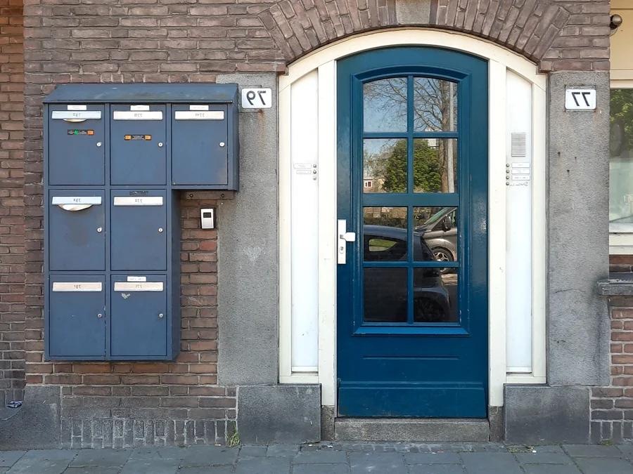 Serrurier Schaerbeek 1030 · Entrée d'immeuble Hall d'entrée d'un immeuble bruxellois, porte vitrée et interphone — serrurier à Schaerbeek